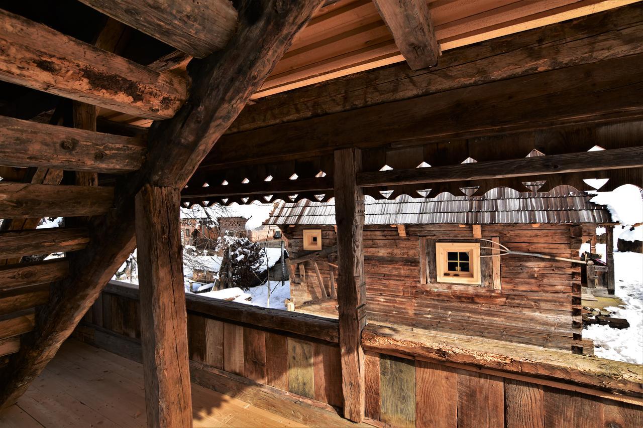 Iz De Maramures Rural (adults Only) * Surdesti (Maramures)